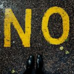 una imagen con la palabra "NO" escrita en el suelo