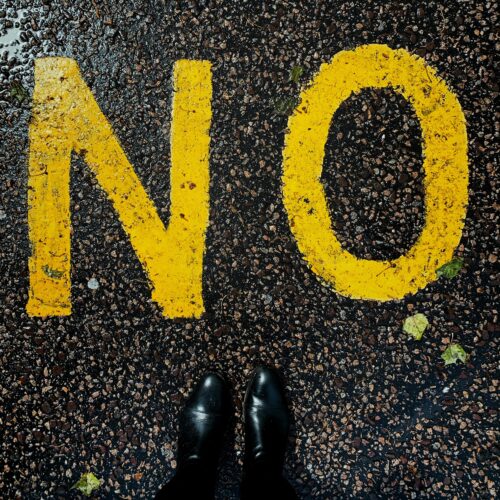 una imagen con la palabra "NO" escrita en el suelo